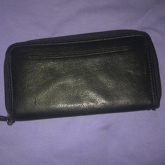 Sak wallet light weight with spots for all your ids and cards. - Picture 2 of 3